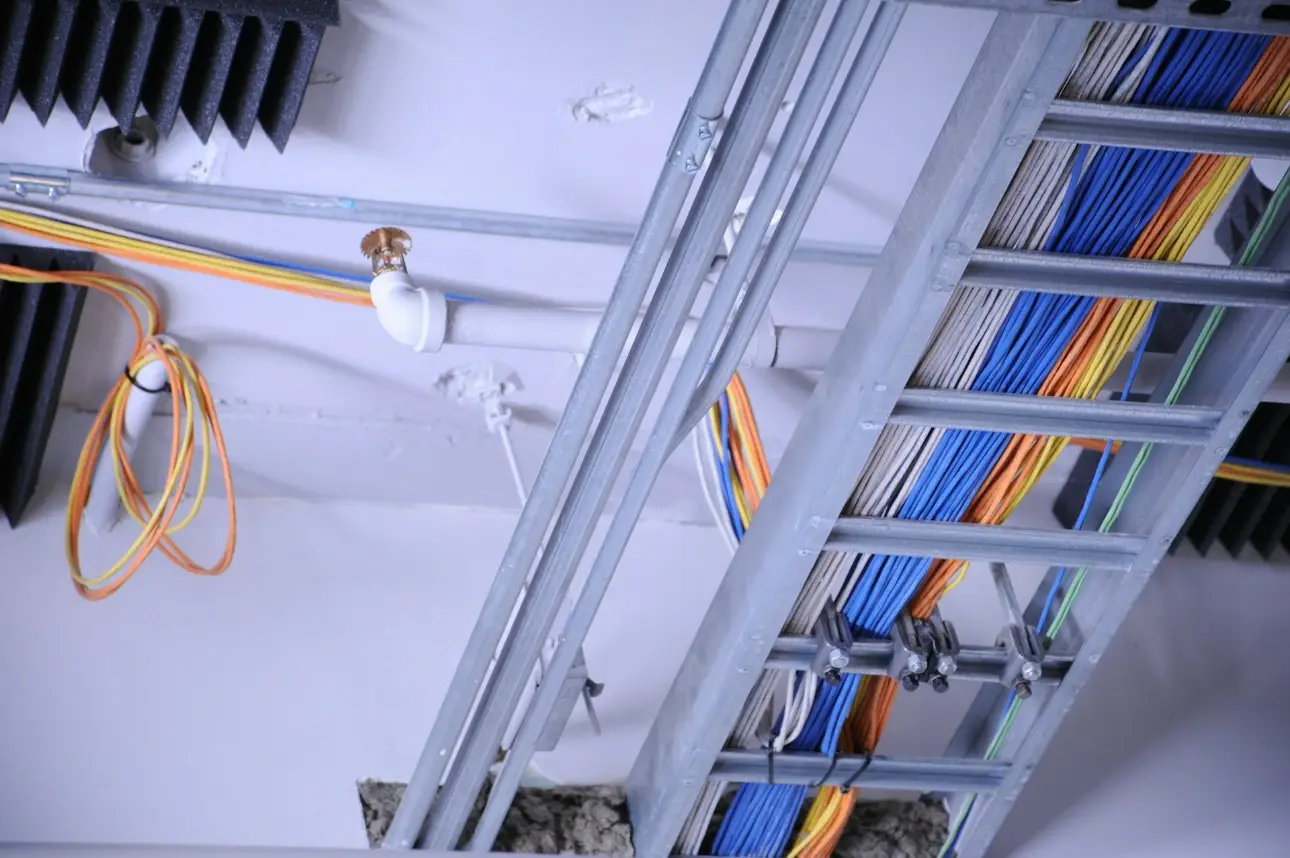 Elektroleitungen in einer Kabeltrasse an der Decke